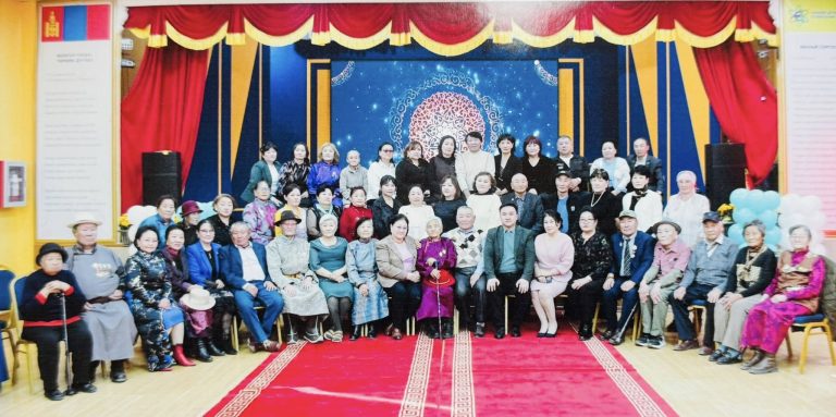 Ахмадуудаа хүлээн авч хүндэтгэл үзүүллээ