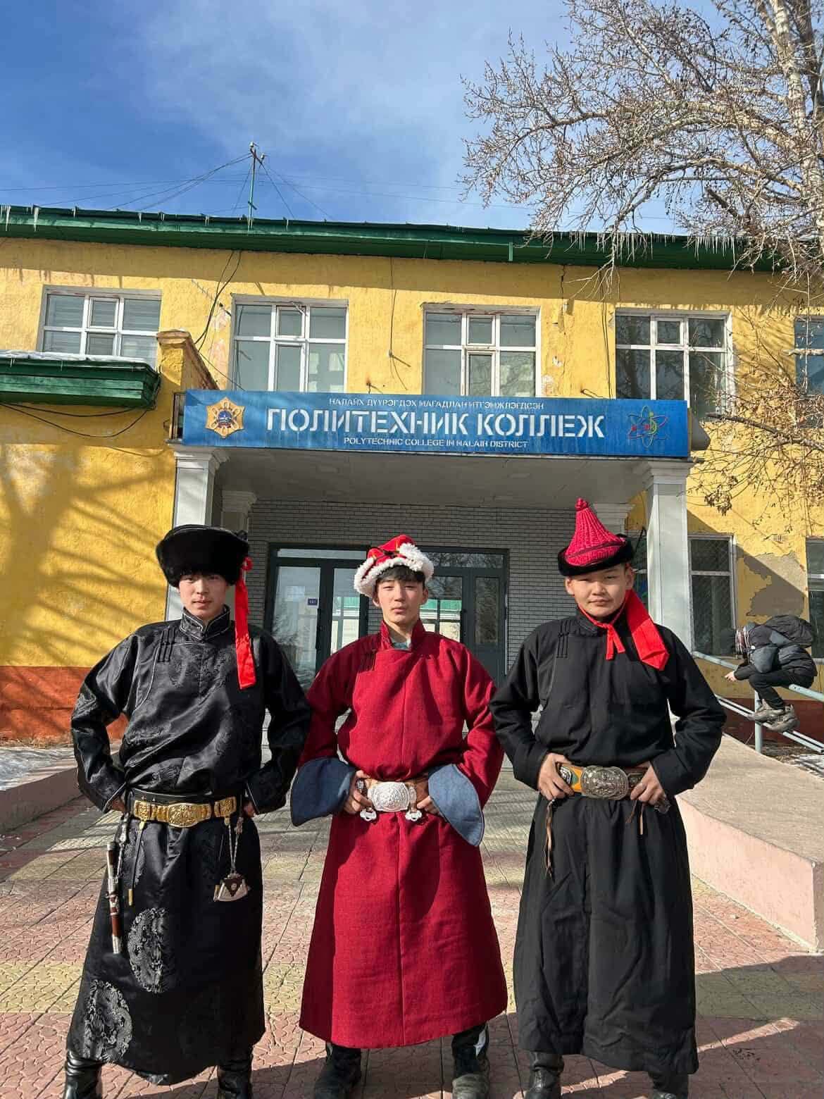 Суралцагчдын “Цагаан сар-дээлтэй монгол” үйл ажиллагаа зохион байгуулагдлаа